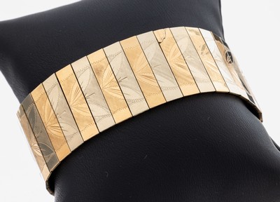 18 kt Gold Armband, RG/WG 750/000, floral grav., teilw. pol., teilw. besch., L. ca. 19 cm, Kastenschloss mit Sicherheitsacht, ca. 61.7 g