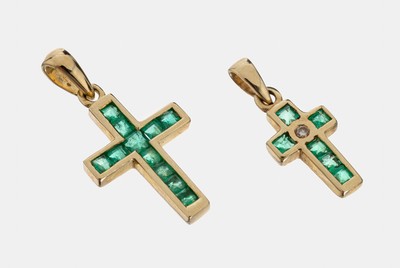 Konvolut 2 14 kt Gold Smaragd-Kreuzanhänger, GG 585/000, 1 x ca. 2 x 1 cm, 11 facett. Smaragd-Carrees, 1 x ca. 1.5 x 0.8 cm, 6 facett. ...