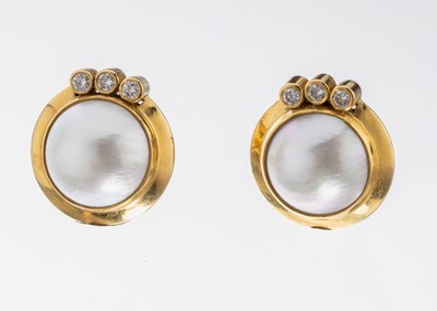 Paar 14 kt Gold Perl-Brillant-Ohrstecker, GG 585/000, 2 weiße Mabeperlen, D. ca. 16 mm, 6 Brillanten zus. ca. 0.60 ct Weiß/si, ca. 20.2 g