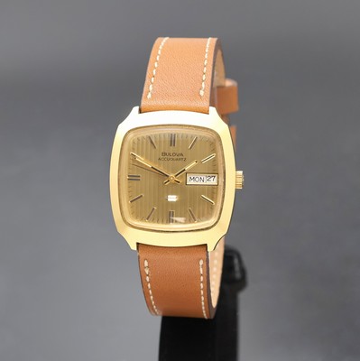 BULOVA Accuquartz Herrenarmbanduhr, Schweiz um 1970, verg. Metallgeh., Edelstahlboden verschr., gold. Zifferbl. mit Streifenschliff und aufges. ...