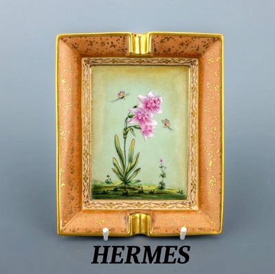 HERMES Aschenbecher, weißes Porzellan, Darstellung einer rosafarb. Orchidee mit Schmetterlingen, goldgehöht, Boden mit Velourleder, ca. 19.5 x 16 ...