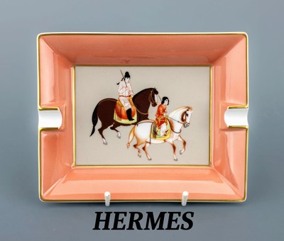 HERMES Aschenbecher, weißes Porzellan, lachsfarb. Rand, goldgehöht, Darstellung von asiatischen Reiter, Boden mit Velourleder, ca. 16 x 20 cm
