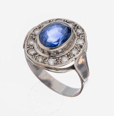 14 kt Gold Saphir-Brillant-Ring, WG 585/000, mittig ovalfacett. Saphir ca. 1.80 ct, umgeben von 12 Brillanten zus. ca. 0.36 ct Weiß/si, RW 51, ca. ...