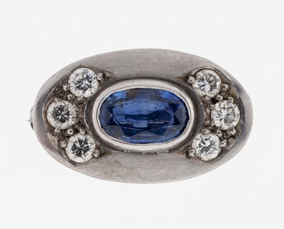 14 kt Gold Saphir-Brillant-Brosche, WG 585/000, ovalfacett. Saphir ca. 1.0 ct, 6 Brillanten zus. ca. 0.30 ct Weiß/si, ca. 4.7 g