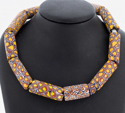 Kette aus Millifiori-Glaselementen, Venedig 1870-1900, für den afrikanischen Markt gemacht, 17 tonnenförm. Glaselemente rot- braun-grundig mit ...