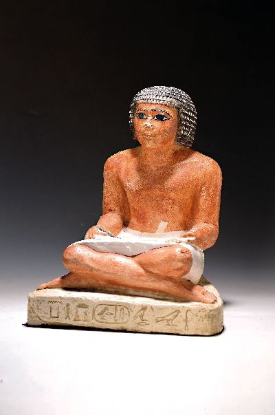 Museumsreplik des ägyptischen Schreibers, Henka ARA-Kalkstein von ars mundi, nach dem Vorbild von 450 v.Chr., H. ca. 40cm,