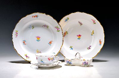 Serviceteile, Stadt Meissen bzw. C. Teichert, u.a., 20.Jh., Porzellan, Streublumendekor, Goldrand, stärker berieben, 8 Messerbänkchen, 4 ...