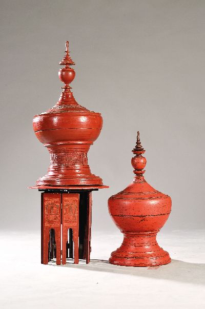 Konvolut Rotlackobjekte, Burma, 20.Jh., 2 Opferschalen, Holz, rot gelackt, H. 74/66 cm; Beistelltisch mit oktogonaler Platte, 38x38x38 cm