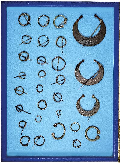 Konvolut aus 29 Fibeln und Armreife, Nordafrika, 19./20.Jh., ungeprüfte Silberlegierungen, graviert, ornamentale und figurative Reliefzier, im ...