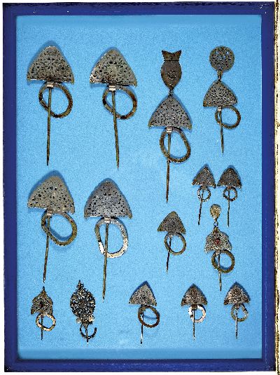 Konvolut aus 15 Fibeln, Nordafrika, 19./20.Jh., ungeprüfte Silberlegierungen, graviert, ornamentaler Dekor, 2x mit Karneolbesatz, im Rahmen ...