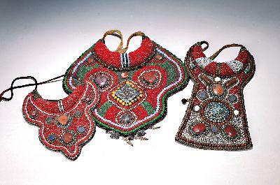 Konvolut Kragenschmuck, Tibet/Himalaya-Region, Anfang 20.Jh., Besatz aus Karneolen, Türkisen sowie Holz-, Metall- und Glasperlen, z.T. ...