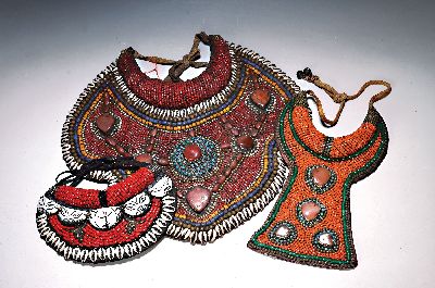 Konvolut Kragenschmuck, Tibet/Himalaya-Region, Anfang 20.Jh., Besatz aus Kaori-Muscheln, Karneolen, Türkisen sowie Holz-, Metall- und Glasperlen, ...