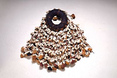 Arm- oder Fußreif mit Kaorimuschelbesatz, Nepal/Tibet, Anfang 20.Jh., Stoff, Bast und Muscheln, wohl Teil einer rituellen Tanzmontur, Alterssp.