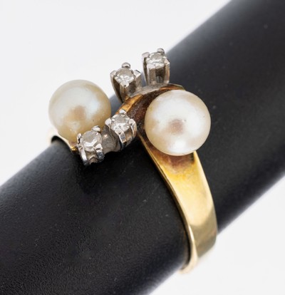 14 kt Gold Perl-Diamant-Ring, GG/WG 585/000, gegenläufig gearbeitet, 2 Akoyazuchtperlen, D. ca. 5.7-6.0 mm, 4 in WG gefasste 8/8-Diamanten zus. ca. ...