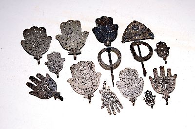 Großes Konvolut Talismane, Anhänger und Ohrhänger "Fatimas Hand", Nordafrika, 19./20. Jh., Silberblech und Silbersud bzw. versilbert, 42 ...