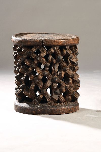 Hocker, Bamileke, Kamerun, 20.Jh., Holz geschnitzt z.T. a jour, Spannungsriss H. 40 cm, D. 34 cm, Altersp.