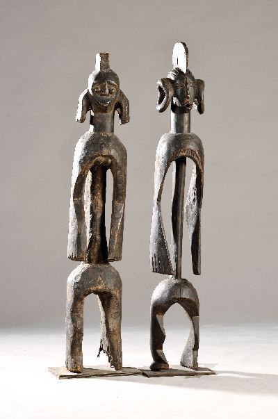 2 Helmmasken bzw. Maskenbekrönungen, Mumuye, Kamerun, 20.Jh., Holz vollplastisch geschwärzt, männliche und weibliche Figur, H. 105 cm