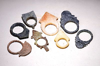 Konvolut 15 Tuareg-Amulette, sog. Tanfouk, Nordafrika, 20.Jh., aus verschiedenen Steinen, Alterssp., 9x6-24x10 cm., 1 x geb.