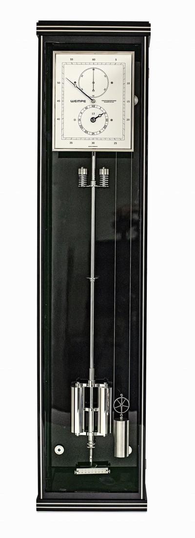 Wempe Glashütte i/SA Chronometerwerke imposante Monatsläufer Sekundenpendeluhr Nr. 13, Deutschland um 2013, 4-seitig verglastes Gehäuse im ...