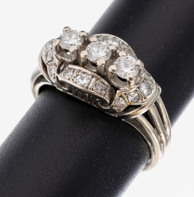 14 kt Gold Diamant-Ring, 1930er-40er Jahre, WG 585/000, mittig 3 Brillanten zus. ca. 0.45 ct Weiß/si-p1, 4 Brillanten und 11 8/8 -Diamanten, 1 ...