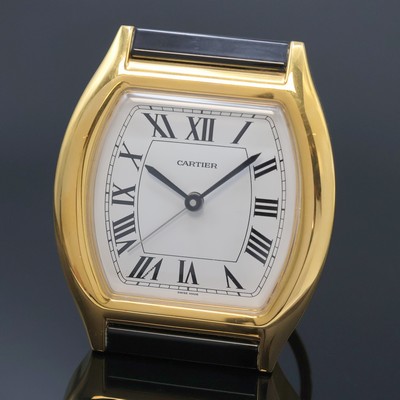 CARTIER Tischwecker Referenz 6601, quarz, Schweiz um 1995, verg. und z. T. lackiertes Geh., emailfarb. Zifferbl. m. röm. Std., Anz. v. Std., Min. ...