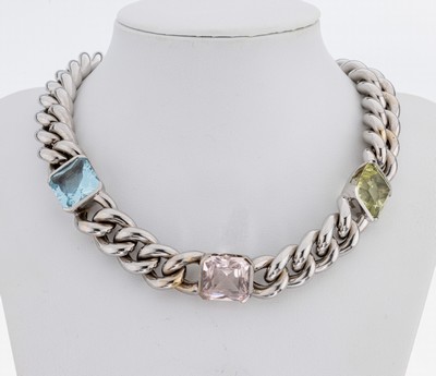 18 kt Gold Farbstein-Collier, GG 750/000 rhod., 1 Aquamarin, 1 Morganit und 1 Beryll zus. ca. 28.0 ct, L. ca. 43 cm, gr. Federringschließe, ca. ...