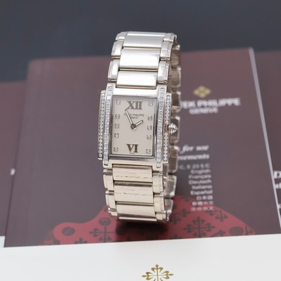 PATEK PHILIPPE Damenarmbanduhr Serie Twenty-4 in WG 750/000 Referenz 4910/20G-011, Gliederband m. dopp. Faltschl., Geh. aufw. m. Brillanten bes., ...