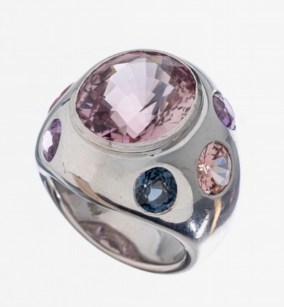 18 kt Gold Farbstein-Ring, WG 750/000, schwere qualitätvolle Verarbeitung, mittig ovalfacett. Kunzit ca. 14.0 ct, 6 rundfacett. Farbsteine, ...