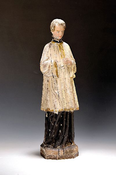 Bildschnitzerei des Heiligen Aloisius, Italien, 19.Jh., Holz geschnitzt, farbig gefasst, Darstellung als junger Mann mit gold gesäumter weißer ...