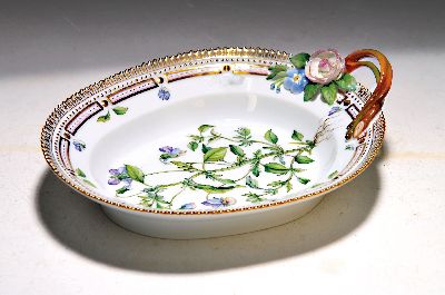 Blattschale, Flora Danica, Royal, Copenhagen, 2010, Viola tricolor L, Porzellan, feine polychrome Bemalung, im Spiegel botanische Darstellung, , ...
