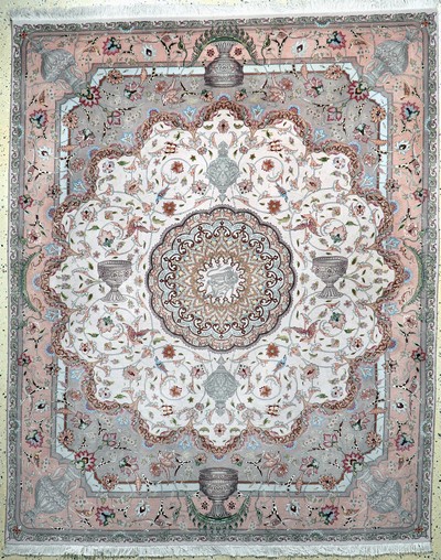 Täbriz fein(50 Raj), Persien, Ende 20.Jhd, Korkwolle mit Seide, ca. 245 x 200 cm, ca. 500.000 Kn/qm, Mottenfraß, EHZ: 2.