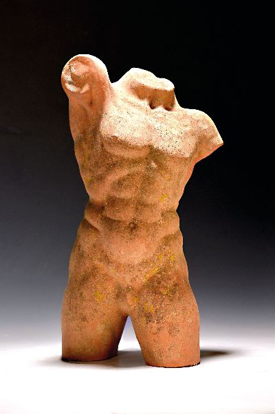 Torso, wohl Mitte 20. Jh., Gips/Keramik terrakottafarben staffiert, min. Gebr.-spuren, Witterungsspuren, H. ca. 45 cm, l. an einem Bodenabschluss ...