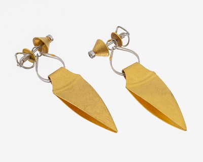 Paar 21.6 kt Gold und Platin Design Brillant- Ohrstecker, GG 900/000 und Pt 950, außergewöhnliches Design, GG gebürstet, abstrakt gestaltete ...
