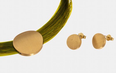 18 kt Gold Schmuckset, GG 750/000 sat., best. aus: 1 Collier, mehrreihig grüne Acrylstränge, rundes Mittelteil, L. ca. 44 cm, Bajonetteschließe, ...
