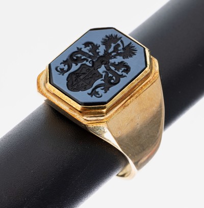 14 kt Gold Lagenstein-Siegelring, GG 585/000, schwere qualitätvolle Verarbeitung, oktagonale Lagenstein-Platte, Intaglio eines Familienwappens, RW ...