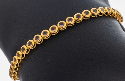 8 kt Gold Amethyst-Armband, GG 333/000, 42 einzeln gefasste rundfacett. Amethyste, L. ca.19 cm, Kastenschloss mit Sicherheitsacht, ca. 7.0 g