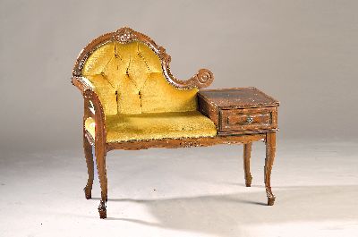 Kleine Sofabank, nach antikem Vorbild, wohl 70er Jahre, wohl Buche nussbaumfarben, Sitzfläche mit kleinem Schränkchen, ca. 87 x 96 x 45 cm, EZ 2-3