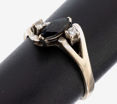 14 kt Gold Saphir-Brillant-Ring, WG 585/000, mittig Saphir-Navette ca. 0.30 ct, 2 Brillanten zus. ca. 0.05 ct Weiß/si, RW 59, ca. 3.2 g