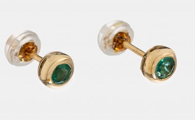 Paar 14 kt Gold Smaragd-Ohrstecker, GG 585/000, 2 kl. rundfacett. Smaragde, Brisuren Kunststoff