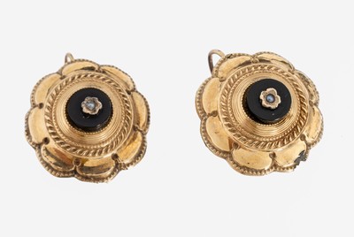 Paar Biedermeier Ohrhänger, um 1840, Silberverg., Blütenform, Onyx-Einlagen, L. ca. 2.5 cm, Rep.-Stellen und Fehlstellen