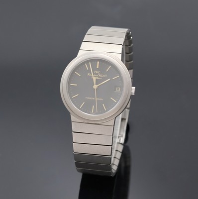 IWC Porsche Design Armbanduhr in Titan, Schweiz um 1990, quarz, Boden verschr., orig. Gliederband m. Faltschl., schwarzes Zifferbl. m. aufges. ...