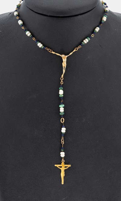 14 kt Gold Perl-Farbstein-Collier, GG 585/000 gepr., Kette aus unrunden Zuchtperlen,kl. Saphir-Kugeln und kl. Smaragd-Linsen, Mittelteil Kruzifix, ...