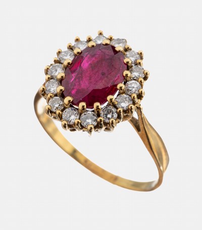 14 kt Gold Rubin-Brillant-Ring, GG 585/000,ovalfacett. Rubin ca. 2.10 ct, Risse an der Tafel, umgeben von 14 Brillanten zus. ca. 0.42 ct Weiß/si, ...