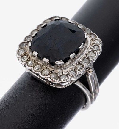 14 kt Gold Saphir-Diamant-Ring, WG 585/000,mittig Saphir im Kissenschliff ca. 14.0 ct, umgeben von 24 Altschliffdiamanten und 8/8- Diamanten zus. ...