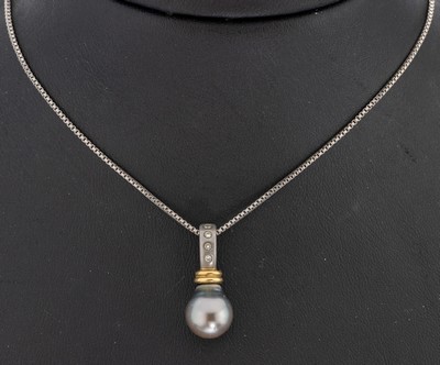 Platin und 18 kt Gold Perl-Brillant- Clipanhänger, Pt 950 und GG 750/000, Tahitizuchtperle, D. ca. 9.6 mm, 4 Brillanten zus. ca. 0.08 ct Weiß/si, ...