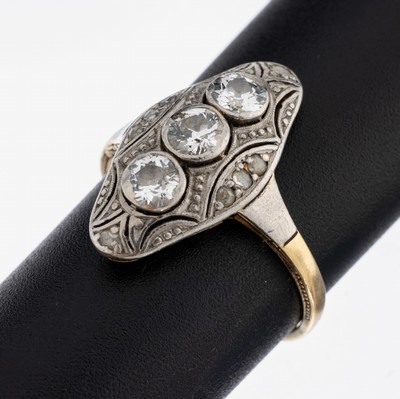 14 kt Gold Diamant-Ring, um 1930, GG/WG 585/000, durchbrochen gearbeitet, 3 Altschliffdiamanten zus. ca. 0.85 ct Weiß/si- p, 8 Diamantrosen zus. ...