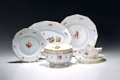 Speiseservice, Nymphenburg, Anfang 20. Jh., Modell Perl, Porzellan, gold getupfter Perlrand, bunte Malerei von kleinen Blumen- buketts und gestreuten ...