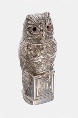 Ausgefallenes Streichholzetui, Frankreich um 1900, 800er Silber, in Form einer Eule, fein punziert, Kopf mit Scharnier aufklappbar,Aussparung für ...