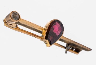 14 kt Gold Granat-Diamant-Brosche, GG 585/000, l. konisch zulaufender Stab, facett. Granat in Hufeisenform ca. 2.0 ct, 1 Altschliffdiamant ca. 0.16 ...