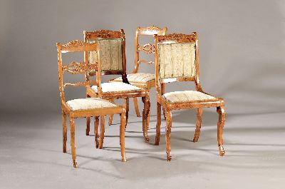 Vier Biedermeierstühle, wohl mitteldeutsch, um 1830/40, 2 Stühle mit Nussbaumwurzelfurnier, geschnitzte Lehne, Fadenintarsien, H. ca. 93 cm, EZ 2-3 ...